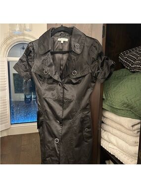 Black Short-Sleeve Ring-Detail Trench Coat by Romance Was Born